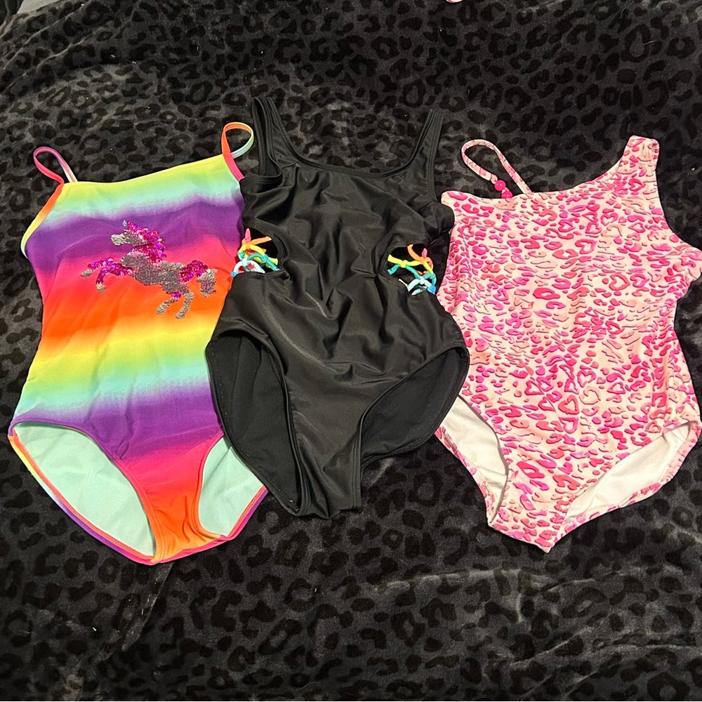 Girls 1 pc (x4) swimsuit bundle